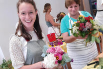 Zwei Frauen binden Blumenstrauß