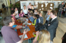 Schüler beim Sommer-Erlebnis-Bauernhof
