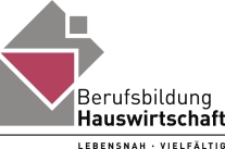 Junge Frau schneidet Gemüse