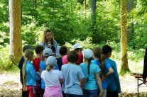Waldjugendspiele - Schüler bei Führung durch den Wald