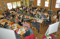 Die Teilnehmer des siebten Treffens „Soziale Landwirtschaft in Nieder-bayern und der Oberpfalz“ auf dem Hermannsberg, Wiesent, Landkreis Regensburg mit Organisatorin Kerstin Rose vom Passauer Amt für Ernährung, Landwirtschaft und Forsten (re).