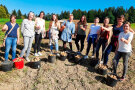 Gruppenbild am Feld mit Eimern mit Kartoffeln. 