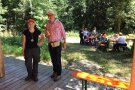 Zwei Menschen stehen auf einer Terrasse 