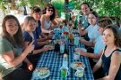 Frauen sitzen am Tisch und essen.