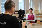 Kameramann und Studierende in der Küche