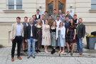 Personengruppe auf einer Treppe vor Gebäude