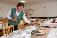 Eine Studierende der Fachschule für Ernährung und Haushaltsführung dekoriert den Festtisch.