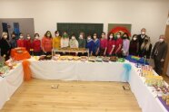 Die Studierenden der Landwirtschaftsschule Passau, Abteilung Hauswirtschaft stehen mit Ehrengästen vor ihrem selbstgemachten Buffet