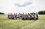 Eine Gruppe Studierender steht auf einem Feld.