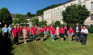 Gruppenfoto der Hauswirtschaftsschülerinnen vor dem Gebäude des Landwirtschaftsamtes