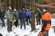 Menschengruppe bei einer Übung im Wald