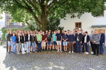 Personengruppe unter Baum