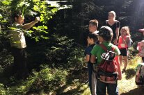 Der Waldpate erklärt den Kindern die Bäume des Waldes