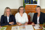 Sieglinde Preuß, Dörthe Arnold-Dahmen und Monika Rothbächer sitzen nebeneinander.
