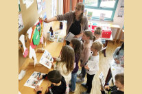 Kinder lernen an einer Pinnwand die Verdauung der Kuh