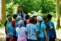 Waldjugendspiele - Schüler bei Führung durch den Wald