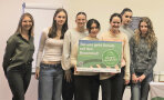 Gruppenbild der Gewinnerklasse mit Erlebnis Bauernhof-Schild