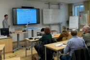 Blick ins Klassenzimmer mit Referent und Teilnehmern
