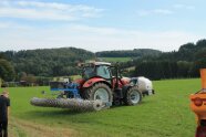 Schlepper mit einem Cultangeräte steht auf einer Wiese