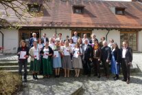 Gruppenfoto mit Ehrengästen vor der Landkreissaal des Landkreises Passau