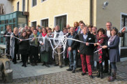 Die Teilnehmer des siebten Treffens „Soziale Landwirtschaft in Nieder-bayern und der Oberpfalz“ auf dem Hermannsberg, Wiesent, Landkreis Regensburg mit Organisatorin Kerstin Rose vom Passauer Amt für Ernährung, Landwirtschaft und Forsten (re). 