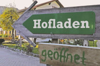 Pfeilschilder mit Aufschrift Hofladen geöffnet